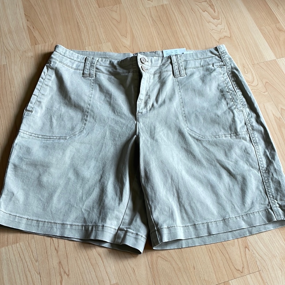 Women’s Khaki Shorts Size 14